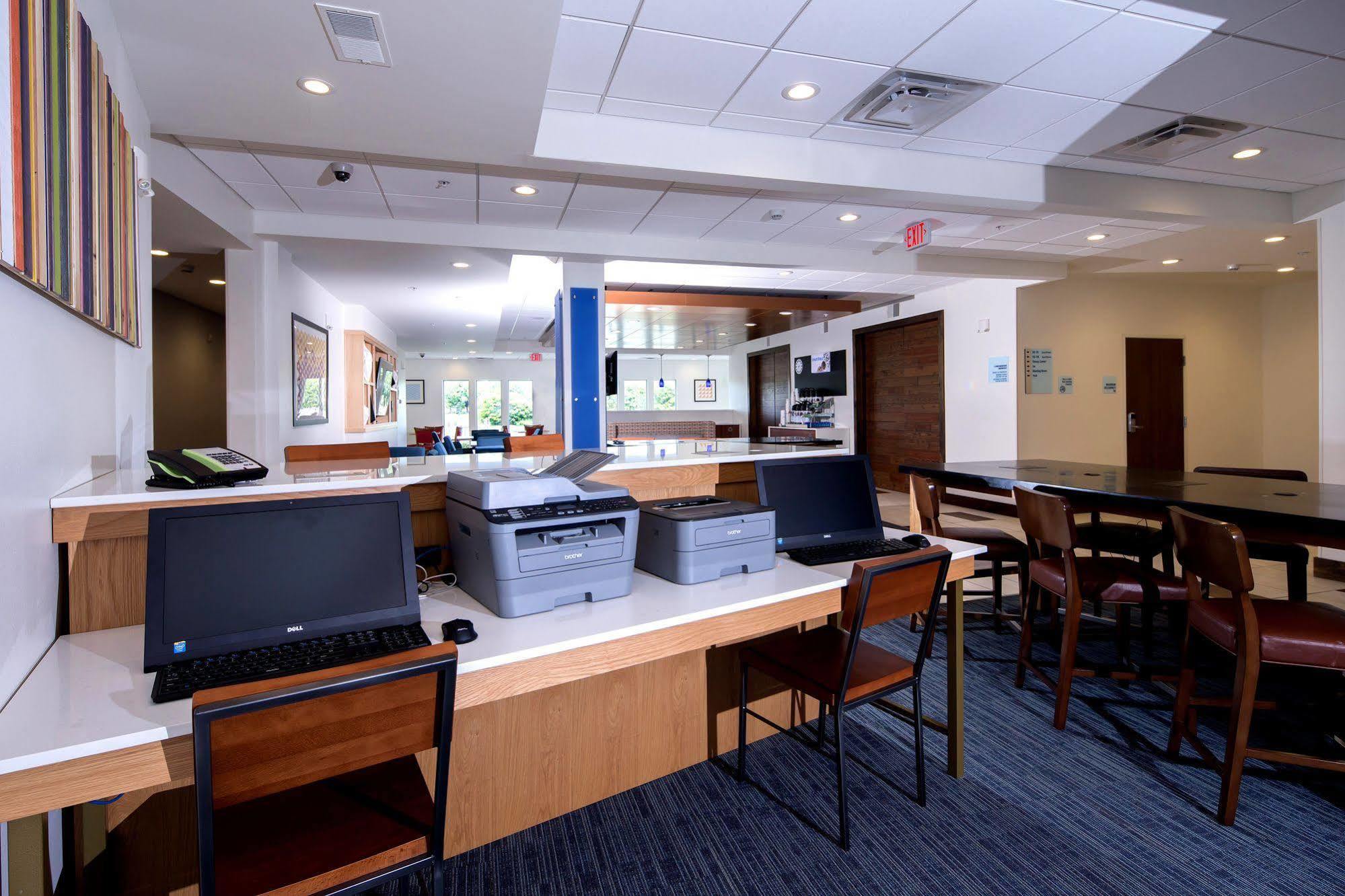 Holiday Inn Express & Suites - Portage By Ihg Экстерьер фото